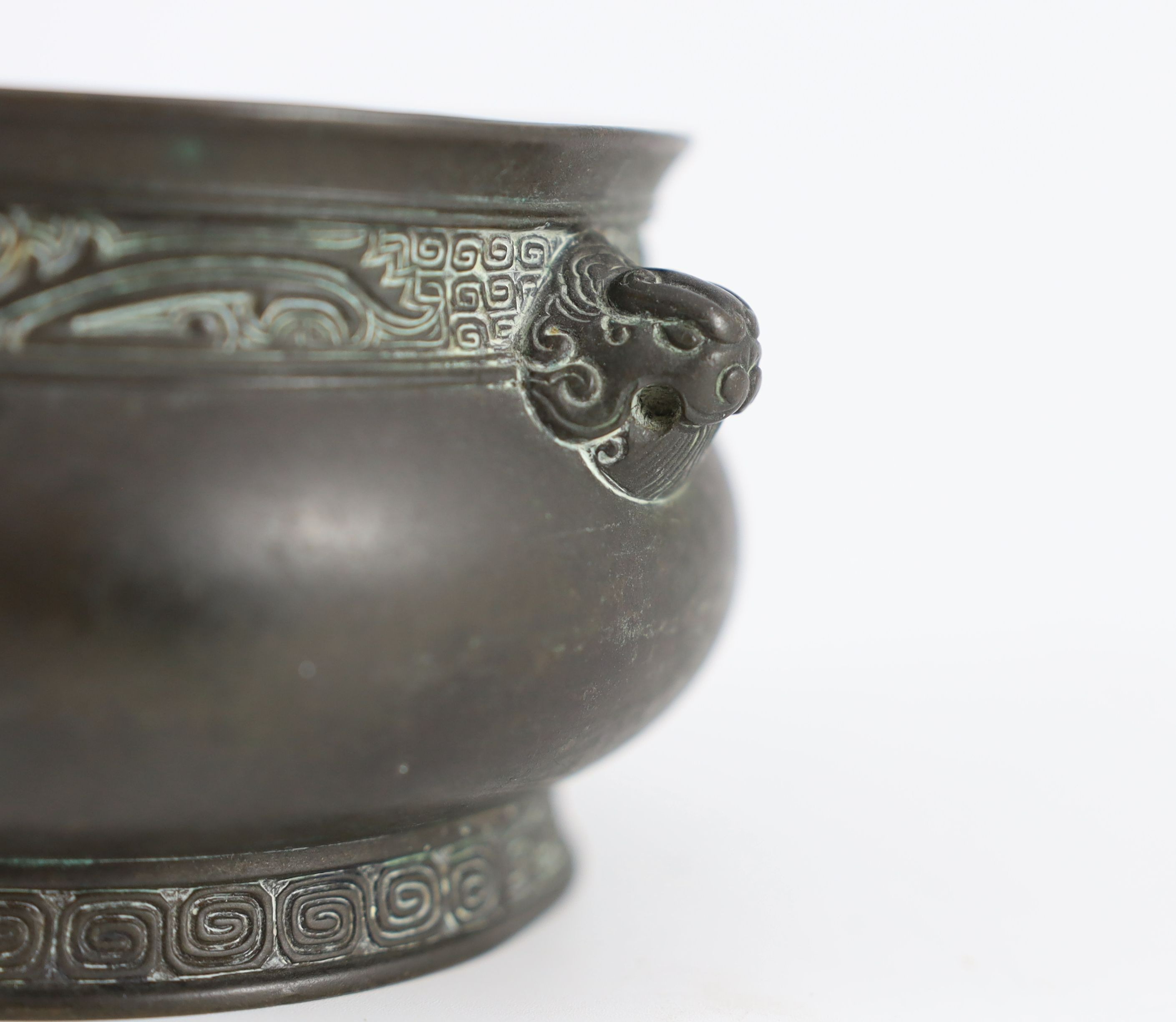 A Chinese archaistic bronze censer, gui, 17th/18th century, 11.2 cm wide